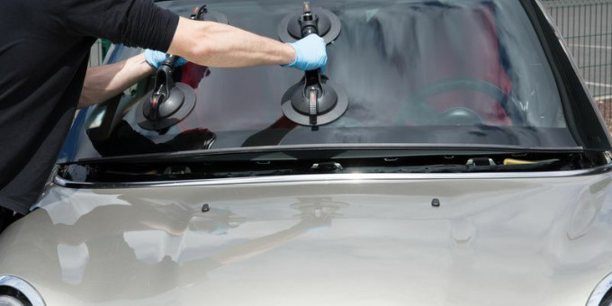 Водителей предостерегли от замены лобового стекла