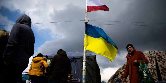 Перекрыли кран: жесткое решение Польши по украинским беженцам