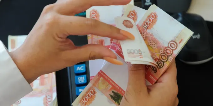 Новая выплата и блокировка счетов: что ждет россиян в июне