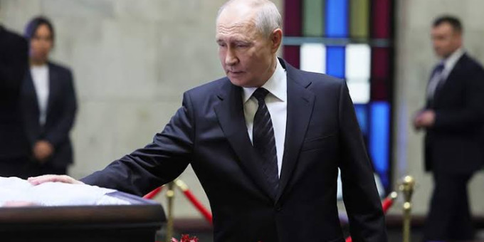 Кого обнаружили на церемонии во время прощания Путина с Ивановым