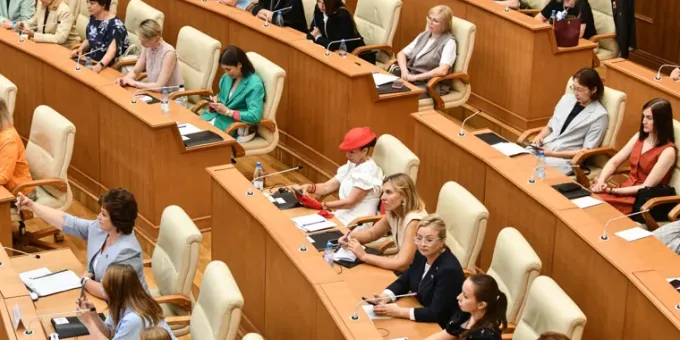 Статусные дамы со всей России слетелись к спикеру свердловского заксо — исполнять указ президента. Фото