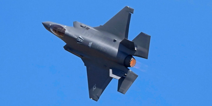 Sohu: американский F-35 попытался приблизиться к самолету России и был зажат