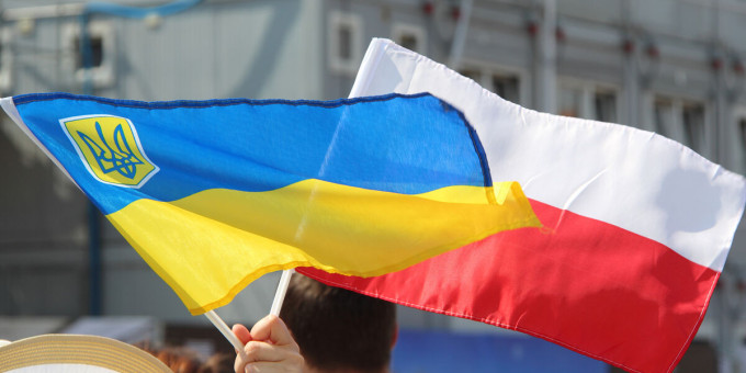 РИА Новости: украинские беженцы расклеили в Польше плакаты с Бандерой