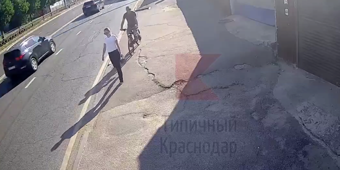 В Краснодаре на видео сняли велосипедиста, который ударил женщину за отказ познакомиться