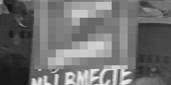 В Москве пенсионера осудили за наклейку с выцветшим флагом России на машине