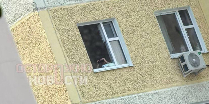 В Перми мужчина с биноклем следит за девушками в доме напротив
