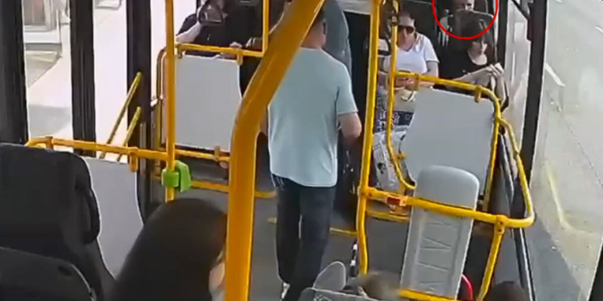 В Москве пассажир автобуса нашел полмиллиона рублей в спинке кресла и оставил их себе