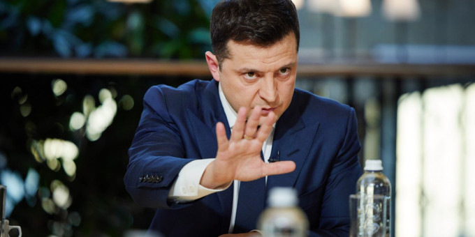 Зеленский попал в скандал с бутылкой: в ЕС уже обсуждают конфуз