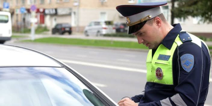 В августе начнется: ГАИ будет останавливать за открытые окна