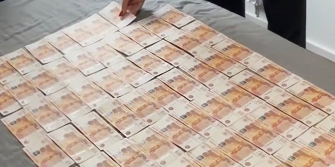 Обнальщики из российского региона прогнали по счетам больше миллиарда и попали на видео