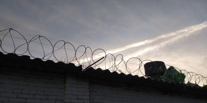 Чарльз Бронсон устроил забастовку из-за яблочного пирога: одному из самых опасных преступников не положили крем
