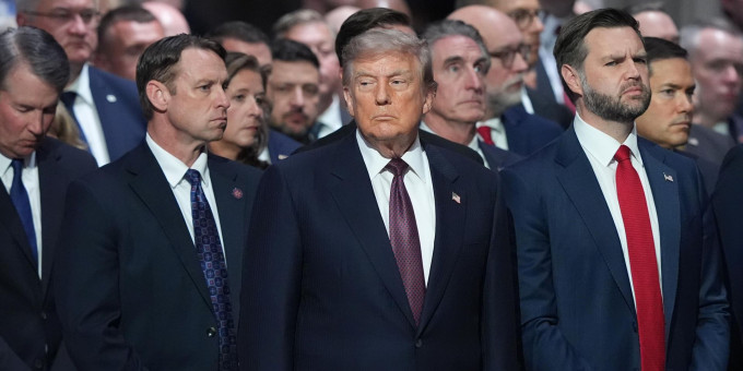 Трамп отвлекся от прощания с Грэмом*, чтобы раздать подчиненным конфеты