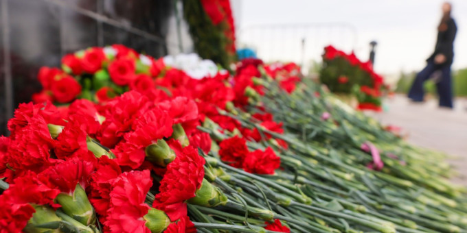 Школьница устроила вызывающие танцы на воинском мемориале
