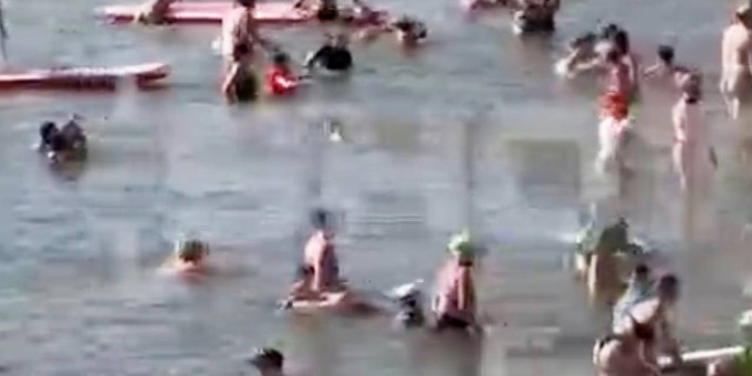 Тысячи людей на пляже в российском городе попали на видео