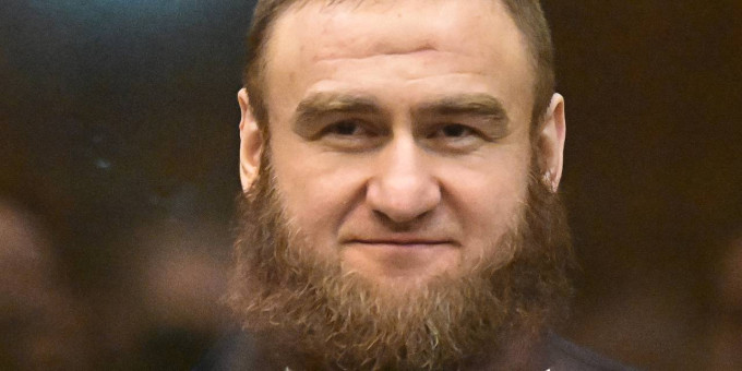 Бывший сенатор-миллиардер отказался работать в колонии из-за жары