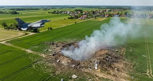 Польша в панике: что нашли в огромной воронке у границы