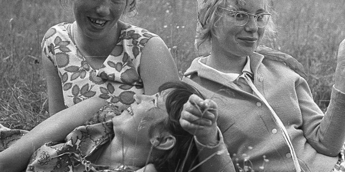 «Они такие настоящие, живые, классные» Россиянка нашла забытый фотоархив советской деревни. Почему эти кадры — сокровище?