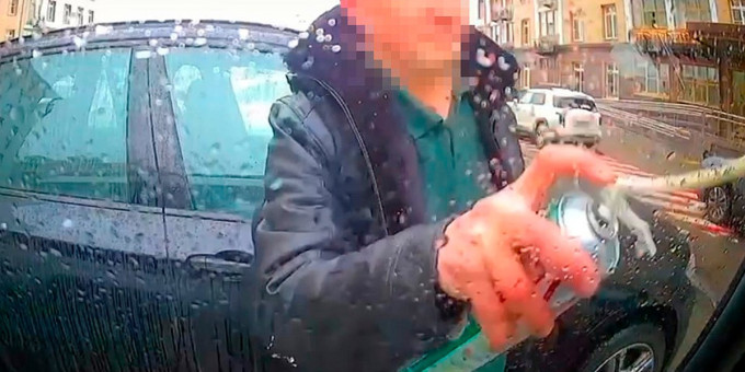 Одержимый москвичкой сталкер установил на ее машину 34 трекера и прослушку в квартире: потерпевшей удалось добиться уголовного дела