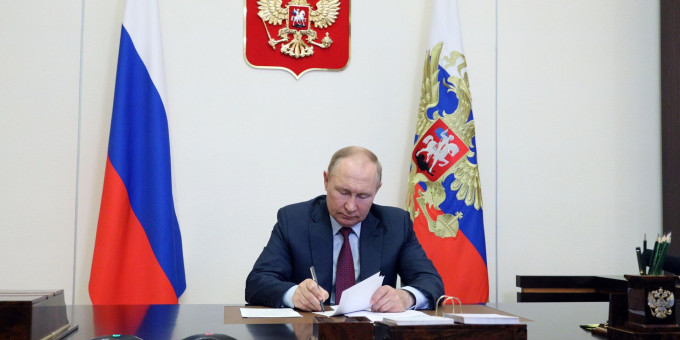 Путин подписал закон об упрощенной регистрации машин в новых регионах