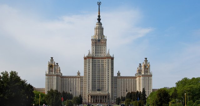 В МГУ рассказали, сколько человек претендовали на одно бюджетное место в 2026 году. На 20 бюджетных мест подали 2547 заявлений