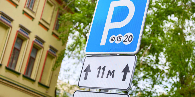 Петербурженке выписали штраф на 41 млн рублей за неоплаченную парковку