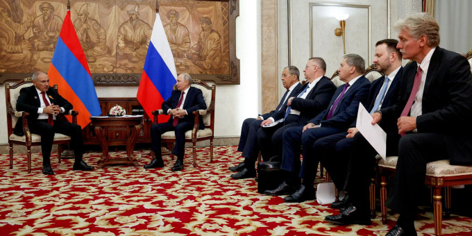 Путин не согласился с Пашиняном по заявлению о выходе из ЕАЭС