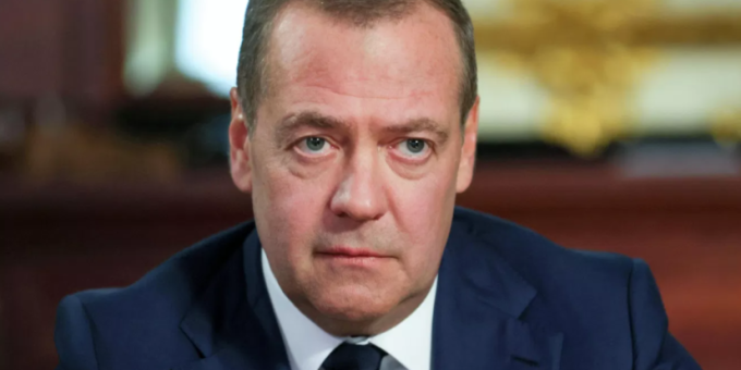 Медведев: ФРГ заслуживает прямого удара по производствам военной техники для ВСУ