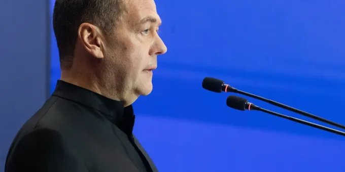 «Размажут мозги по стенке»: Медведев предрек расправу над создателями ИИ
