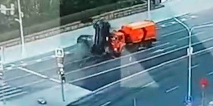 Легковушка сделала сальто и приземлилась на грузовик в Москве