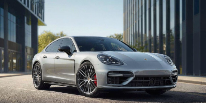 Люксовое ДТП: Porsche жены миллиардера влетел в столб в Петербурге | Радио 1