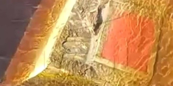 Российская семья нашла плавающий в реке цинковый гроб и сняла на видео