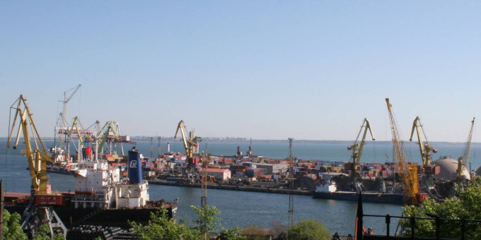 Неизвестные силой захватили морской терминал под Одессой