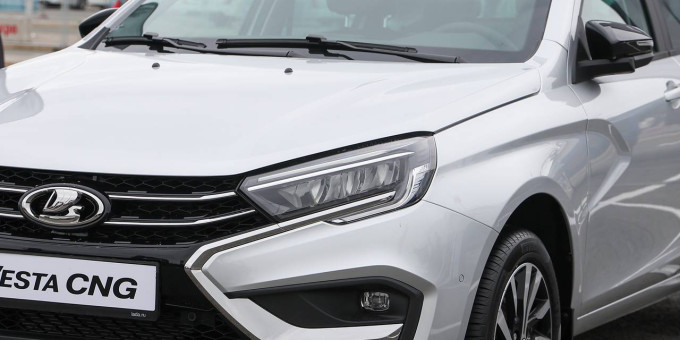«АвтоВАЗ» назвал актуальные цены двухтопливной Lada Vesta