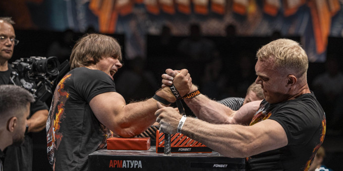 Участник шоу «Титаны» победил чемпиона мира по армрестлингу