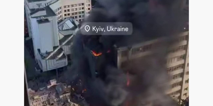 В здании поставщика связи для ВСУ в центре Киева начался сильный пожар