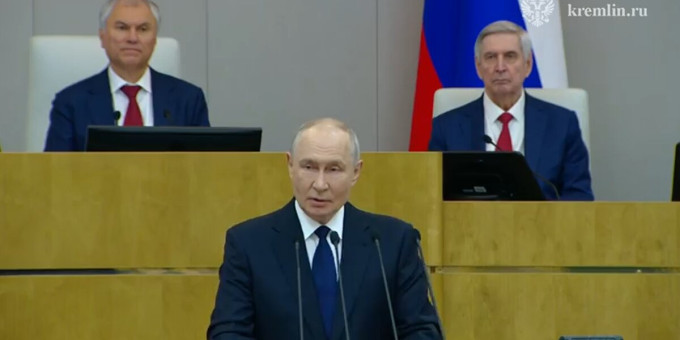 Путин заявил, что Россия не будет "клянчить подачки с протянутой рукой"