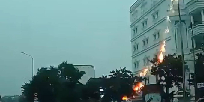 Момент удара молнии в женщину на мотоцикле попал на видео