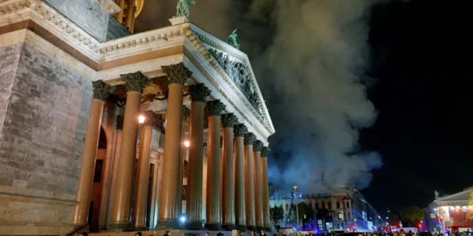 Огонь с особняка Миллера в Петербурге перекинулся на соседнее здание