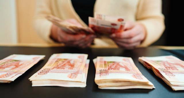 В Приморье оштрафовали директора школы, в которой девятиклассницы избили второклассницу и засунули ей в рот ершик. Сумма штрафа — 50 тысяч рублей