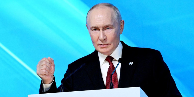 Европу не надо разваливать, они сами развалятся, заявил Путин