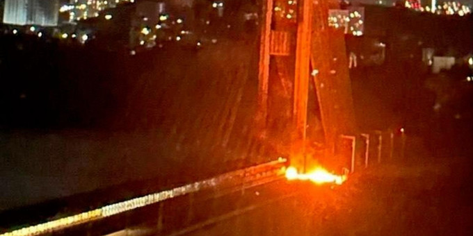 В Киеве перекрыли движение транспорта по Южному мосту