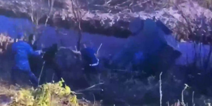 Видео: цепь из людей вытащила водителя из тонущего вниз головой УАЗа