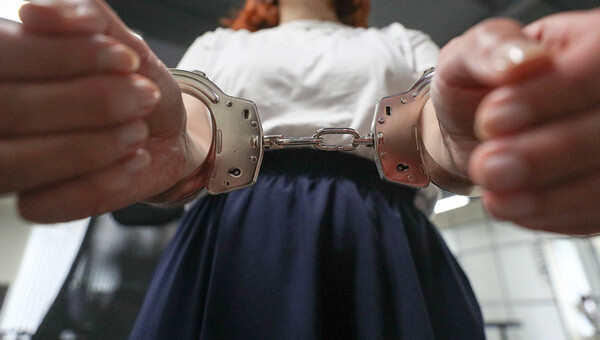 Россиянка вступила в интимную связь с 15-летним братом своего мужа и попала под суд