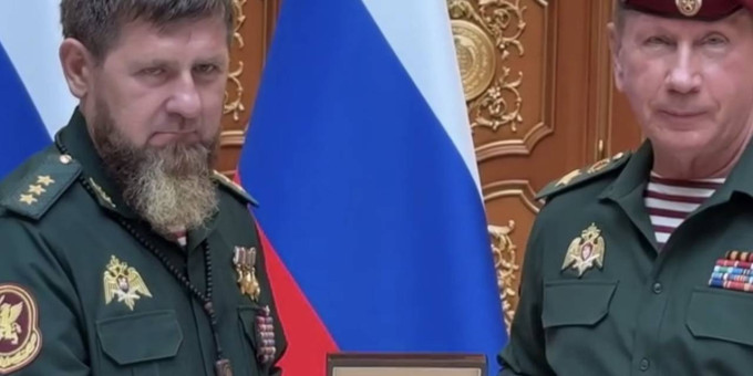 Кадыров получил погоны генерала армии и краповый берет из рук главы Росгвардии Золотова: фото, подробности