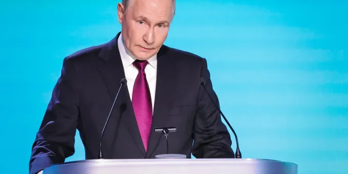Стену родного дома Путина в Петербурге украсила его цитата о счастье