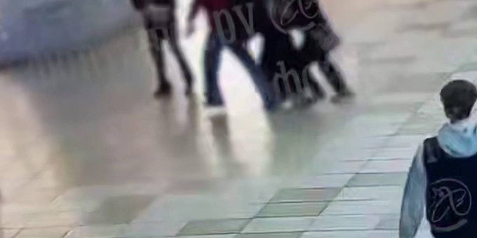 Попытка прохожих унять драку подростков с пистолетами и мачете попала на видео