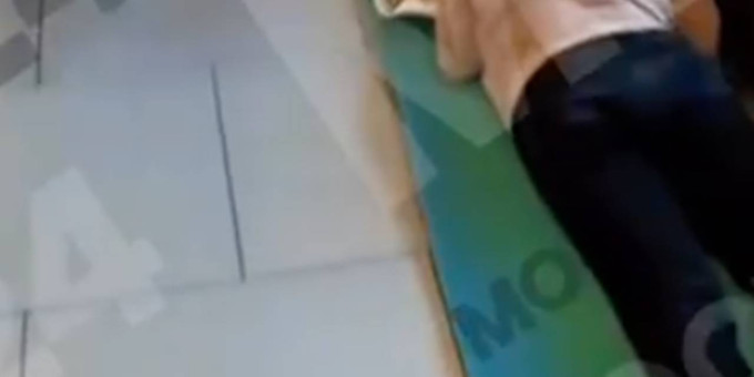 Спящие на полу в Шереметьево пассажиры попали на видео