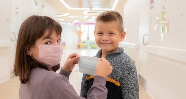 Депутаты предложили разрешить родителям бесплатно оставаться с детьми до 8 лет в больнице. Сейчас такое право есть у родителей детей до 4 лет
