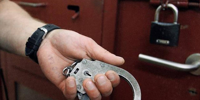 Бывший полицейский украл деньги из причитавшейся коллеге взятки