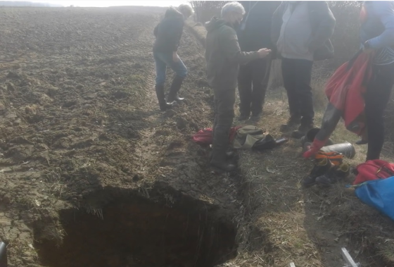 Польский фермер обнаружил у себя на участке пещеру, которой более 10 000 лет и спустился туда